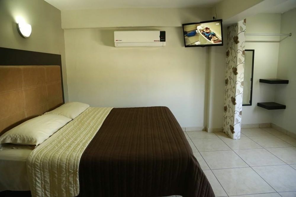Hotel Flores Guamuchil Екстериор снимка